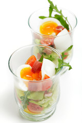 Weich gekochtes Ei im Glas mit Schinken und Salat