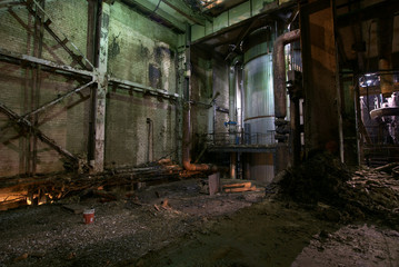 Fototapeta na wymiar stary strasznie ciemny decaying brudne fabryki