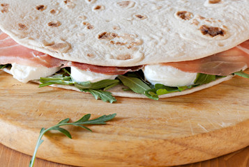 Piadina crudo, mozzarella, rucola
