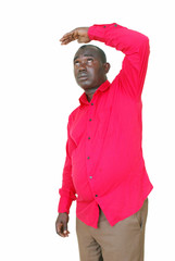 jeune homme regardant en haut