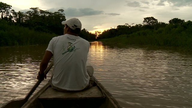 Indio auf Kayak im Sonnenuntergang