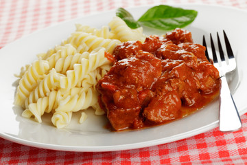 Gulasch vom Schwein mit Nudeln