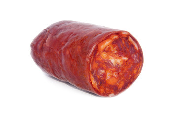 embutido de carne aislado en fondo blanco