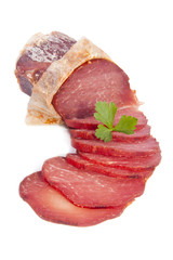 embutido de carne aislado en fondo blanco