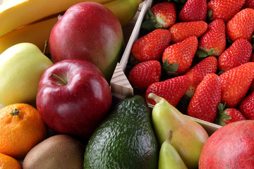 composizione di frutta mista fragole mele banane