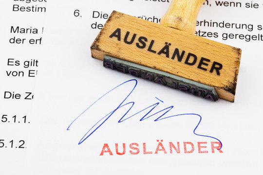 Holzstempel auf Dokument: Ausl&auml;nder