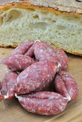 Salamini e pagnotta di pane casareccio © Sergiogen