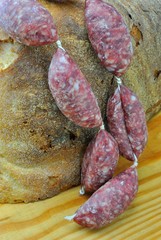 Salamini e pagnotta di pane casareccio © Sergiogen