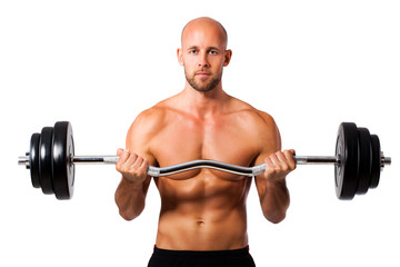 Sportler mit Langhantel beim Bizepstraining