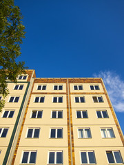 Fototapeta premium Sanierter Plattenbau mit Baum, Berlin-Mitte