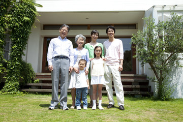 庭で微笑む親子3世代