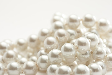 String of pearls on white - obrazy, fototapety, plakaty