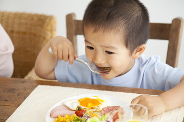 朝食を食べる男の子