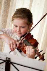 Child playing violin at home © Martinan