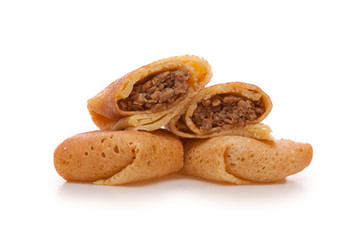 Gefüllte Pfannekuchen mit Hackfleisch.