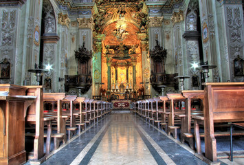 Fototapeta na wymiar Korytarz oświetlony kościół Varallo