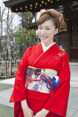 振袖姿で頬笑む女性