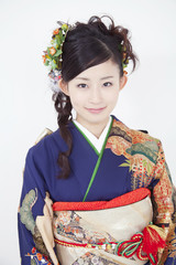 振袖姿で微笑む女性