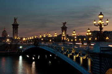 Fototapeta na wymiar Pont Alexandre III w Paryżu w godzinach wieczornych
