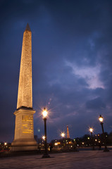 obélisque place de la concorde à Paris de nuit