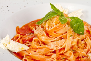 Pasta (tagliatelle) with cherry tomato and mozzarella