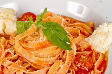 Pasta (tagliatelle) with cherry tomato and mozzarella