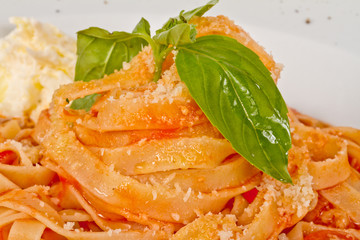 Pasta (tagliatelle) with cherry tomato and mozzarella