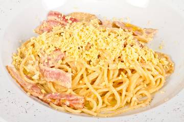 spaghetti carbonara pasta with bacon and mushrooms