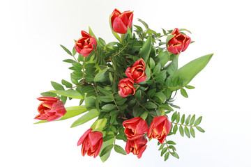 Roter Tulpenstrauß in einer Blumenvase
