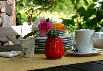 gedeckter Tisch im Sommer im Garten