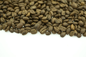Зерна кофе на белом фоне