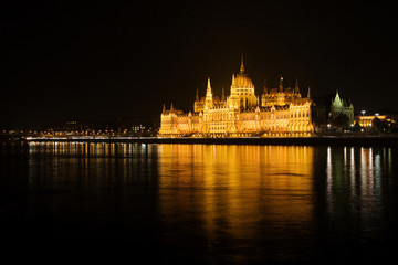 Fototapeta na wymiar night scene with hungarian parliament house, budapest, hungary
