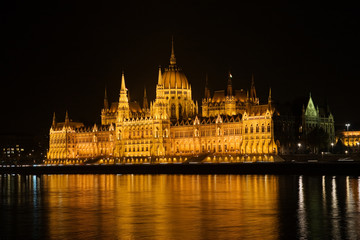 Fototapeta premium parliament house at night, budapest, hungary