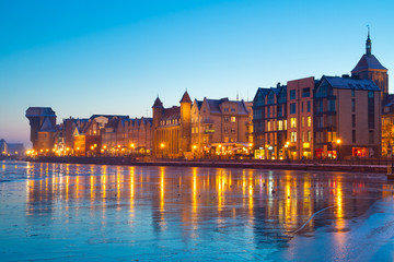 Fototapeta na wymiar Stare miasto w Gdańsku z mrożonego Motławy na zmierzchu, Polska