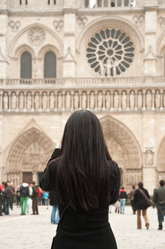 touriste prenant une photo &agrave; notre dame de Paris