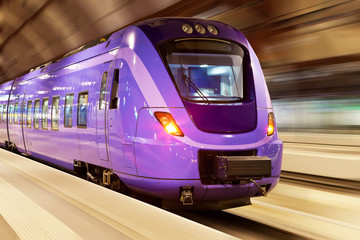 Fototapeta premium Szybki pociąg z rozmyciem ruchu