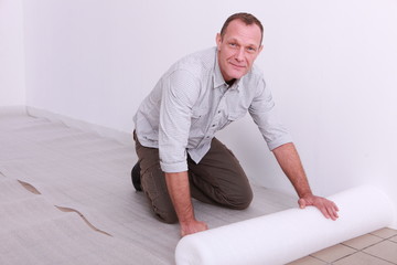 Man putting down underlay