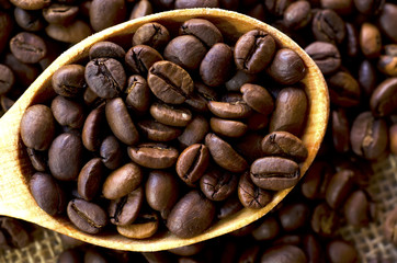 Naklejka premium coffee in spoon