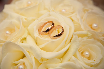 Wedding rings and wedding bouquet