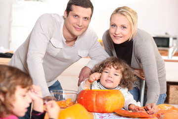 Fototapeta na wymiar Family carving pumpkins razem