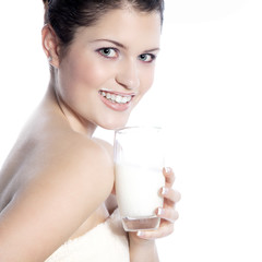 Model Gesicht mit Glas Milch und lacht Porträt