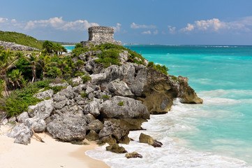 Mayan ruins on top of the cliff. - obrazy, fototapety, plakaty