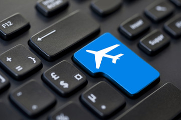 Icone avion sur une touche de clavier d'ordinateur