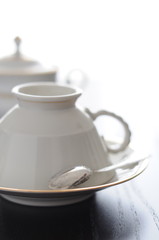 dettaglio di tazza bianca in ceramica su piattino