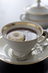 Cioccolata in tazza con canestrello nel centro e zuccheriera