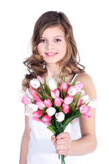 Mädchen überreicht bunten Blumenstrauß Porträt
