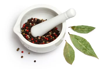 Crédence de cuisine en verre imprimé Herbes mortar and pestle with spices