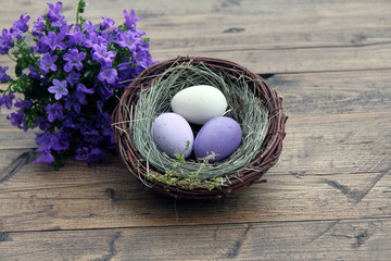 Osternest auf Holzfussboden