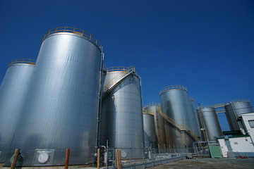 松阪港のオイルタンク