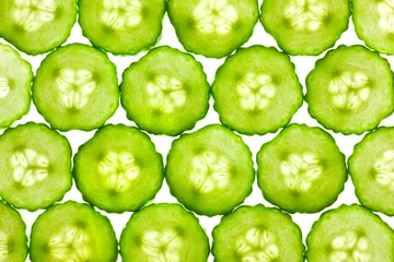 Foto op Plexiglas Plakjes fruit Plakjes verse komkommer / achtergrond / verlicht